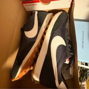 Nike Black and White women’s Day break Sneakers